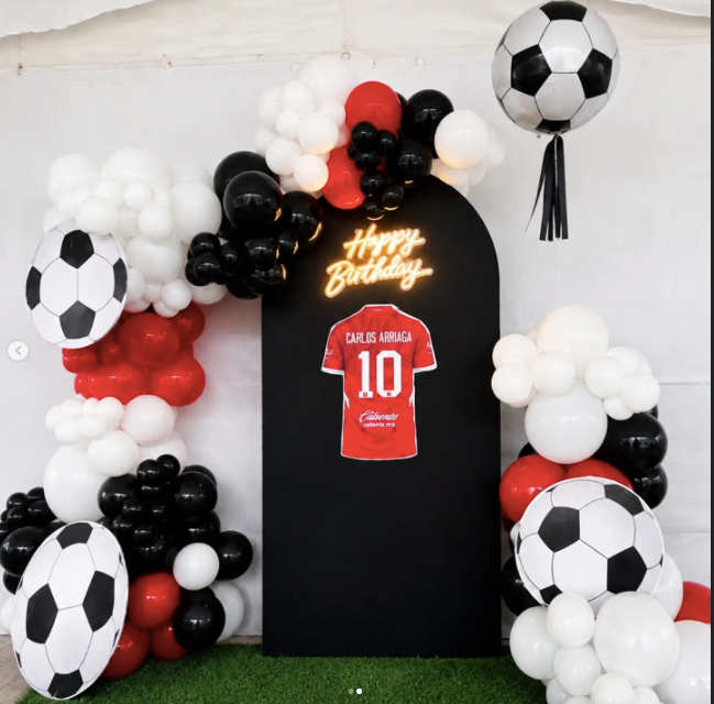 Resultado real del montaje de cumpleaños con temática de fútbol basado en el boceto previo